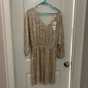 ✨ SPARKLE ✨ long sleeve gold sequin dress! Gorgeous for holiday parties, NYE 😍